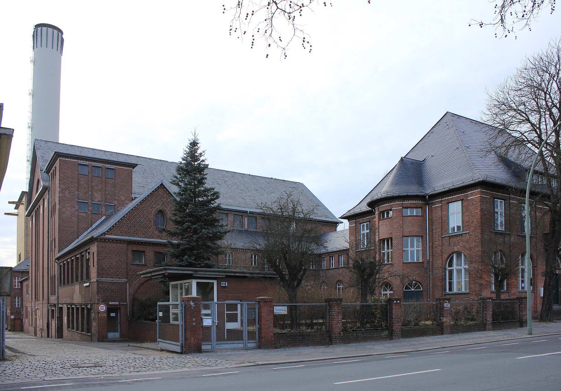 Gesamtansicht des Kraftwerks Steglitz mit Backsteinfassaden und Schornstein